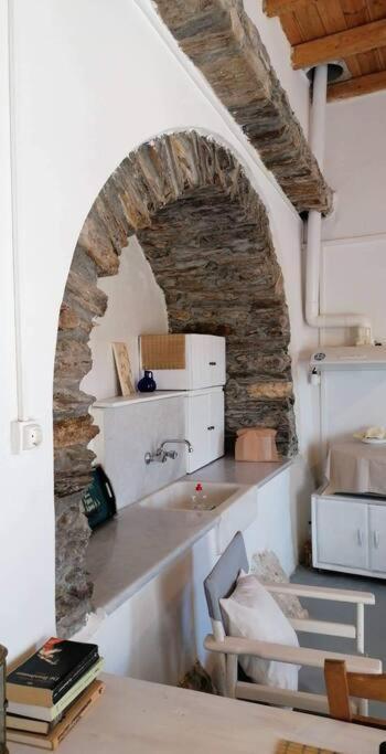 Naxos Mountain Retreat - Tiny House Build On Rock Apartment Koronos Bagian luar foto